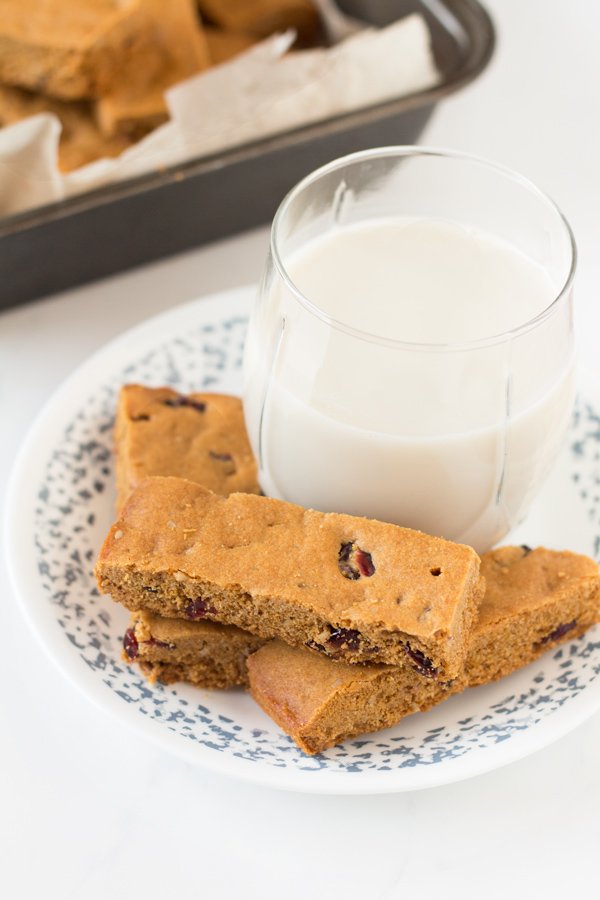 Crunchy Vegan Cranberry Orange Oatmeal Cookie Bars that are sweet and tart and perfect for a healthy afternoon snack via @ExSloth | ExSloth.com