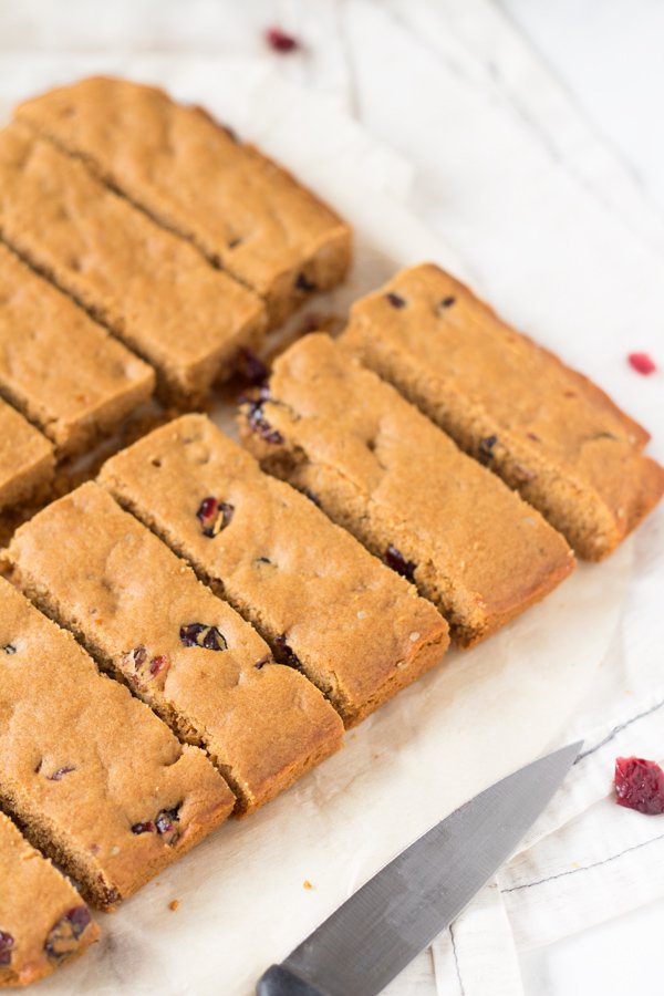 Crunchy Vegan Cranberry Orange Oatmeal Cookie Bars that are sweet and tart and perfect for a healthy afternoon snack via @ExSloth | ExSloth.com
