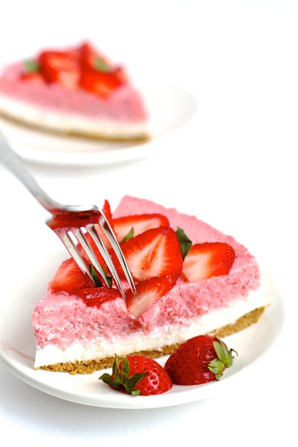 No-Bake Strawberry Cheesecake vegan 15 Vegan No Bake and Frozen Desserts that aren't Ice Cream via @ExSloth | ExSloth.com 