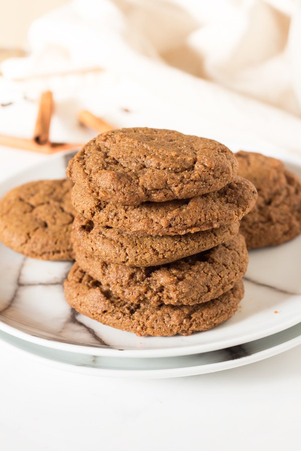 These easy-to-make vegan spiced spelt flour cookies are soft, chewy and perfectly sweet via @ExSloth | ExSloth.com
