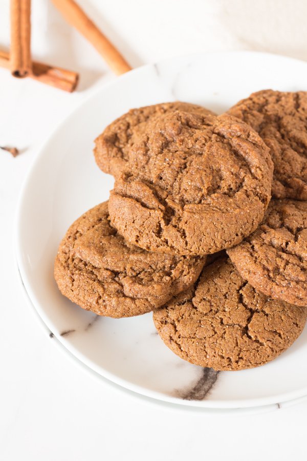 These easy-to-make vegan spiced spelt flour cookies are soft, chewy and perfectly sweet via @ExSloth | ExSloth.com