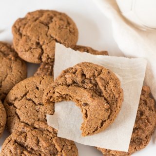 These easy-to-make vegan spiced spelt flour cookies are soft, chewy and perfectly sweet via @ExSloth | ExSloth.com