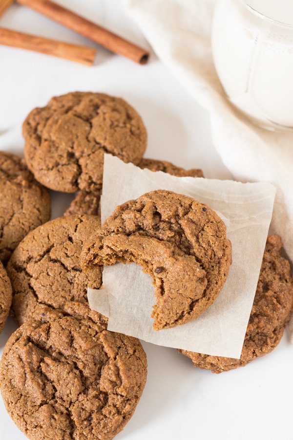 These easy-to-make vegan spiced spelt flour cookies are soft, chewy and perfectly sweet via @ExSloth | ExSloth.com