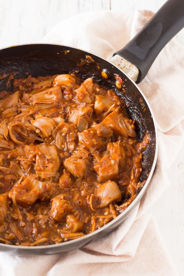 Thin Crust BBQ Jackfruit Pizza with lavish bread (Vegan) via @ExSloth | ExSloth.com