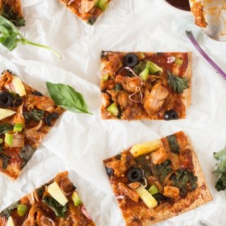 Thin Crust BBQ Jackfruit Pizza with lavish bread (Vegan) via @ExSloth | ExSloth.com