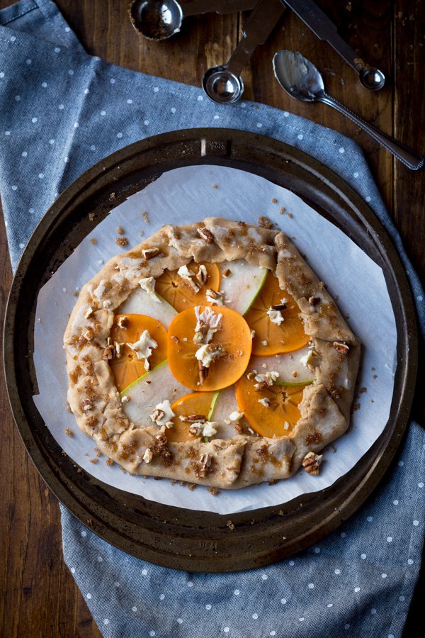 This 10 ingredient persimmon pear vegan pumpkin galette can be ready in under an hour. It's the perfect alternative to vegan pumpkin pie this Thanksgiving via @ExSloth