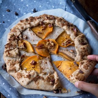 This 10 ingredient persimmon pear vegan pumpkin galette can be ready in under an hour. It's the perfect alternative to vegan pumpkin pie this Thanksgiving via @ExSloth