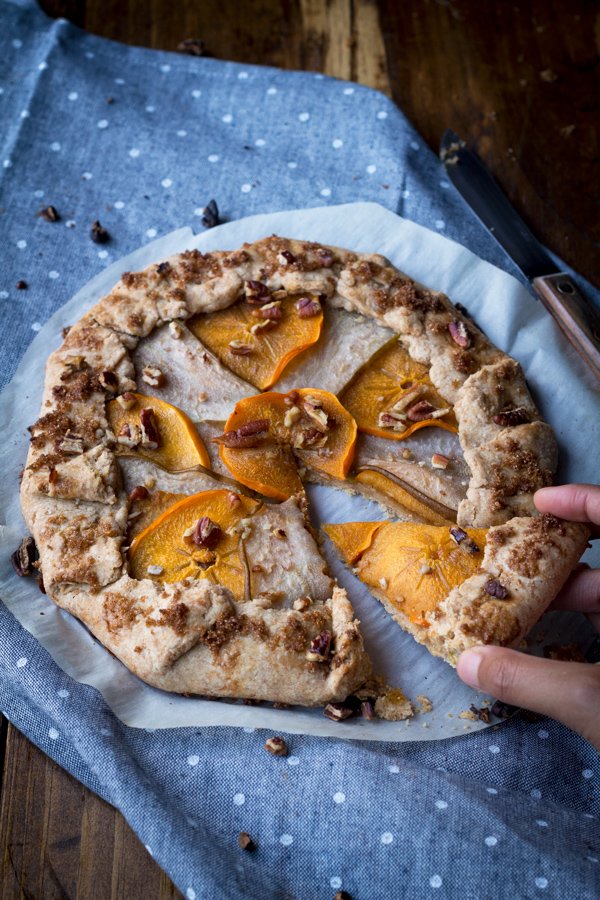 This 10 ingredient persimmon pear vegan pumpkin galette can be ready in under an hour. It's the perfect alternative to vegan pumpkin pie this Thanksgiving via @ExSloth