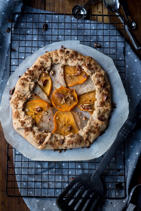 This 10 ingredient persimmon pear vegan pumpkin galette can be ready in under an hour. It's the perfect alternative to vegan pumpkin pie this Thanksgiving via @ExSloth