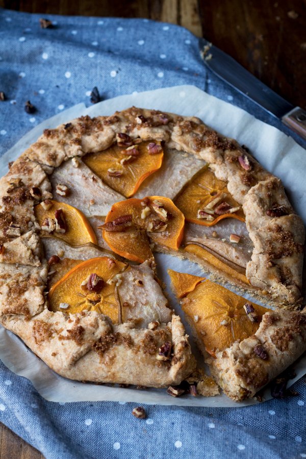 This 10 ingredient persimmon pear vegan pumpkin galette can be ready in under an hour. It's the perfect alternative to vegan pumpkin pie this Thanksgiving via @ExSloth