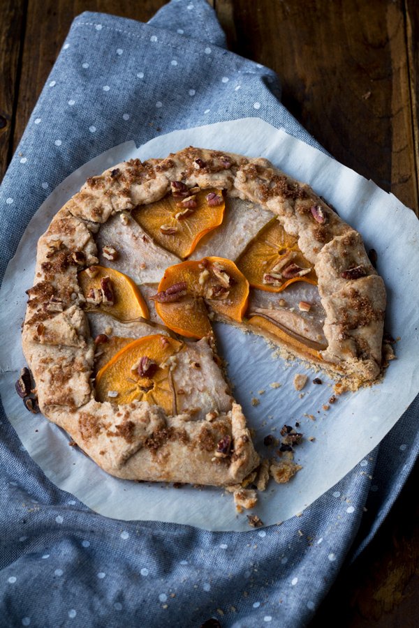 This 10 ingredient persimmon pear vegan pumpkin galette can be ready in under an hour. It's the perfect alternative to vegan pumpkin pie this Thanksgiving via @ExSloth