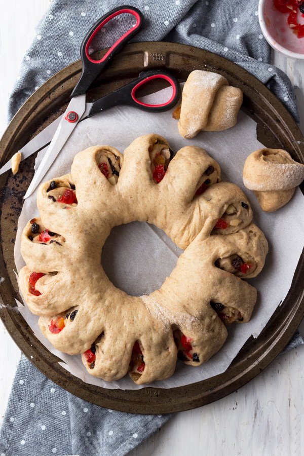 This festive vegan tea ring is a vegan take on a Christmas breakfast favourite: a Swedish tea ring | ExSloth.com