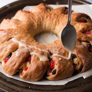 This festive vegan tea ring is a vegan take on a Christmas breakfast favourite: a Swedish tea ring | ExSloth.com