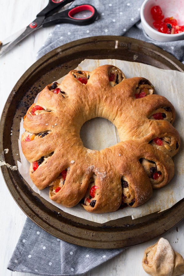This festive vegan tea ring is a vegan take on a Christmas breakfast favourite: a Swedish tea ring | ExSloth.com