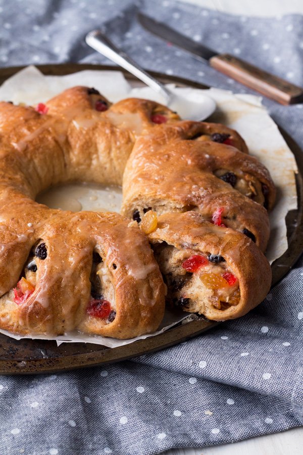 This festive vegan tea ring is a vegan take on a Christmas breakfast favourite: a Swedish tea ring | ExSloth.com