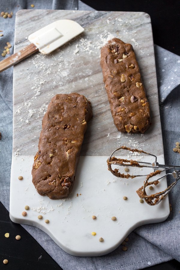 Lentil walnut gingerbread biscotti: a healthier vegan alternative to a classic Christmas cookie. This vegan biscotti is just as crunchy & flavourful as traditional biscotti but with a healthy twist thanks to the addition of lentil puree | ExSloth.com