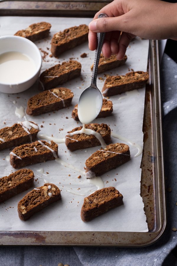 Lentil walnut gingerbread biscotti: a healthier vegan alternative to a classic Christmas cookie. This vegan biscotti is just as crunchy & flavourful as traditional biscotti but with a healthy twist thanks to the addition of lentil puree | ExSloth.com