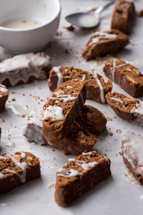 Lentil walnut gingerbread biscotti: a healthier vegan alternative to a classic Christmas cookie. This vegan biscotti is just as crunchy & flavourful as traditional biscotti but with a healthy twist thanks to the addition of lentil puree | ExSloth.com