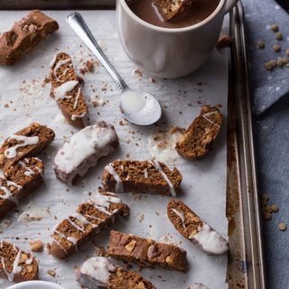 Lentil walnut gingerbread biscotti: a healthier vegan alternative to a classic Christmas cookie. This vegan biscotti is just as crunchy & flavourful as traditional biscotti but with a healthy twist thanks to the addition of lentil puree | ExSloth.com