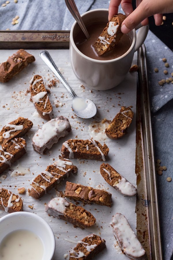 Lentil walnut gingerbread biscotti: a healthier vegan alternative to a classic Christmas cookie. This vegan biscotti is just as crunchy & flavourful as traditional biscotti but with a healthy twist thanks to the addition of lentil puree | ExSloth.com