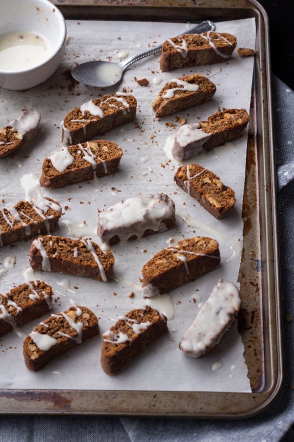 Lentil walnut gingerbread biscotti: a healthier vegan alternative to a classic Christmas cookie. This vegan biscotti is just as crunchy & flavourful as traditional biscotti but with a healthy twist thanks to the addition of lentil puree | ExSloth.com