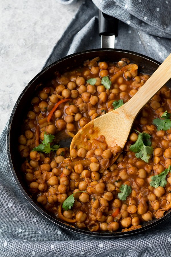 These BBQ chickpea lettuce wraps with vegan ranch dressing are bursting with sweet and smokey bbq flavour and make great light and easy vegan lunches | ExSloth.com