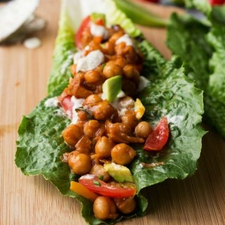These BBQ chickpea lettuce wraps with vegan ranch dressing are bursting with sweet and smokey bbq flavour and make great light and easy vegan lunches | ExSloth.com