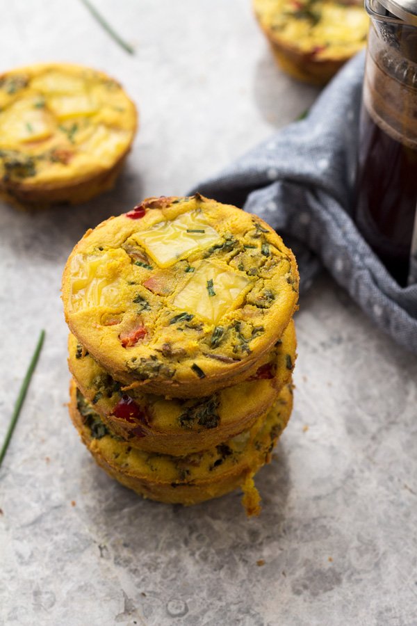 These chickpea flour omelette muffins (vegan egg muffins) are easy to make and are a great option for an on-the-go savoury vegan breakfast via @ExSloth | ExSloth.com
