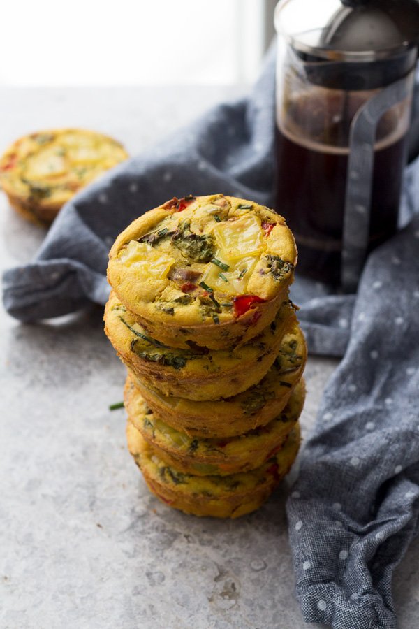 These chickpea flour omelette muffins (vegan egg muffins) are easy to make and are a great option for an on-the-go savoury vegan breakfast via @ExSloth | ExSloth.com
