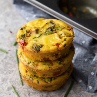 These chickpea flour omelette muffins (vegan egg muffins) are easy to make and are a great option for an on-the-go savoury vegan breakfast via @ExSloth | ExSloth.com