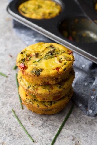 These chickpea flour omelette muffins (vegan egg muffins) are easy to make and are a great option for an on-the-go savoury vegan breakfast via @ExSloth | ExSloth.com