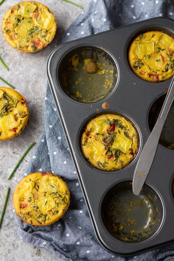 These chickpea flour omelette muffins (vegan egg muffins) are easy to make and are a great option for an on-the-go savoury vegan breakfast via @ExSloth | ExSloth.com