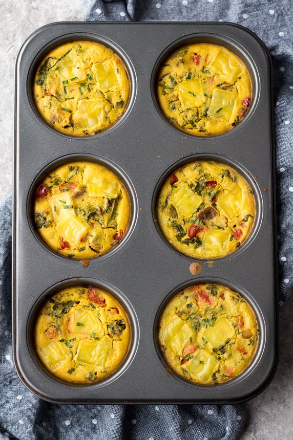 These chickpea flour omelette muffins (vegan egg cups) are easy to make and are a great option for an on-the-go savoury vegan breakfast via @ExSloth | ExSloth.com