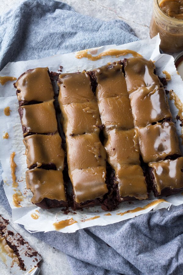 These paleo vegan salted caramel brownies are rich, fudgy and perfectly sweet (vegan, gluten-free, paleo, flourless) | ExSloth.com