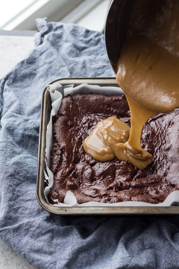 These paleo vegan salted caramel brownies are rich, fudgy and perfectly sweet (vegan, gluten-free, paleo, flourless) | ExSloth.com