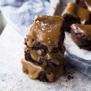 These paleo vegan salted caramel brownies are rich, fudgy and perfectly sweet (vegan, gluten-free, paleo, flourless) | ExSloth.com