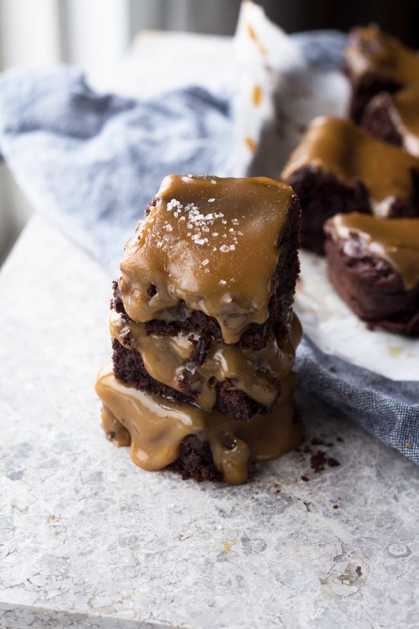 These paleo vegan salted caramel brownies are rich, fudgy and perfectly sweet (vegan, gluten-free, paleo, flourless) | ExSloth.com