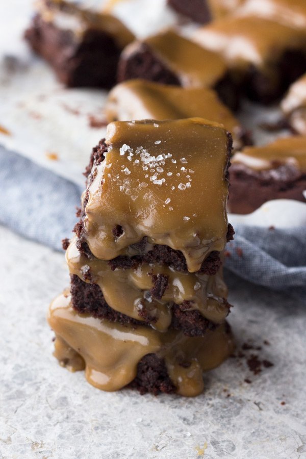 These paleo vegan salted caramel brownies are rich, fudgy and perfectly sweet (vegan, gluten-free, paleo, flourless) | ExSloth.com
