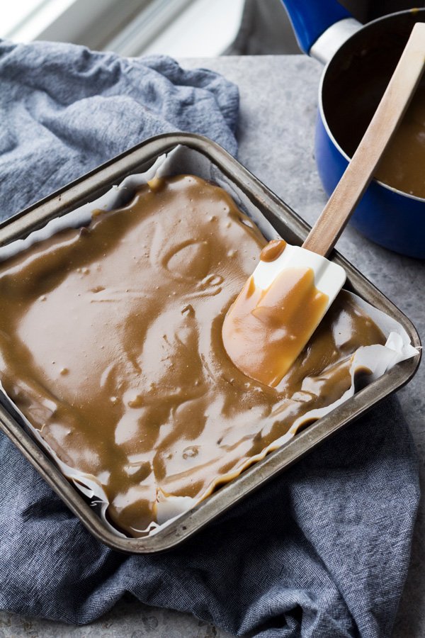 These paleo vegan salted caramel brownies are rich, fudgy and perfectly sweet (vegan, gluten-free, paleo, flourless) | ExSloth.com