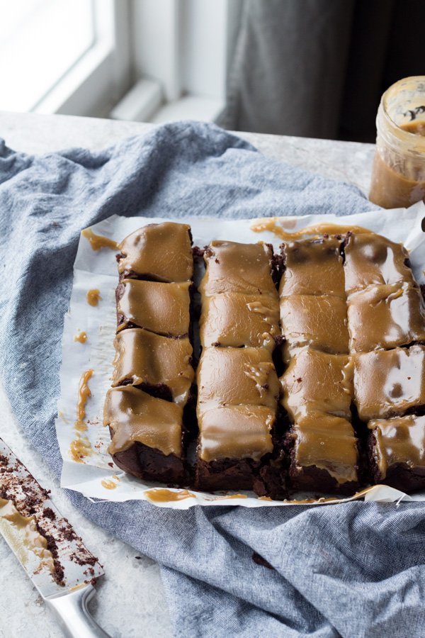 These paleo vegan salted caramel brownies are rich, fudgy and perfectly sweet (vegan, gluten-free, paleo, flourless) | ExSloth.com