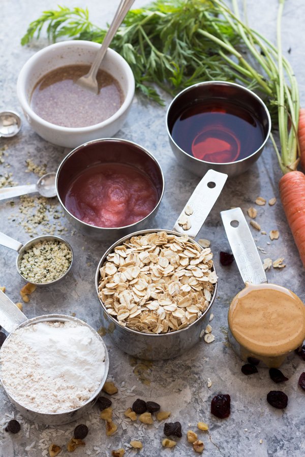 These everything vegan breakfast cookies come together in under 30 minutes and make the perfect vegan breakfast on the go | ExSloth.com