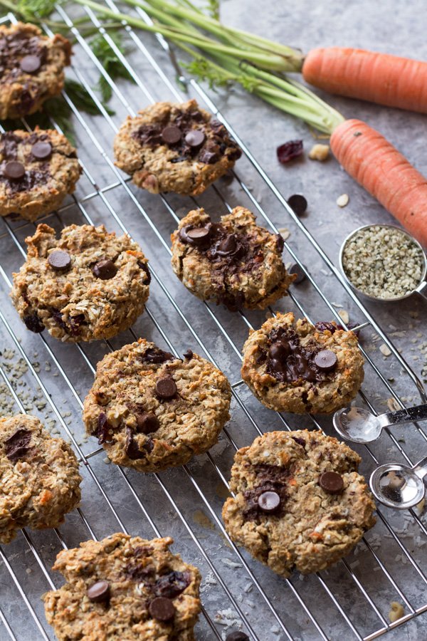 These everything vegan breakfast cookies come together in under 30 minutes and make the perfect vegan breakfast on the go | ExSloth.com