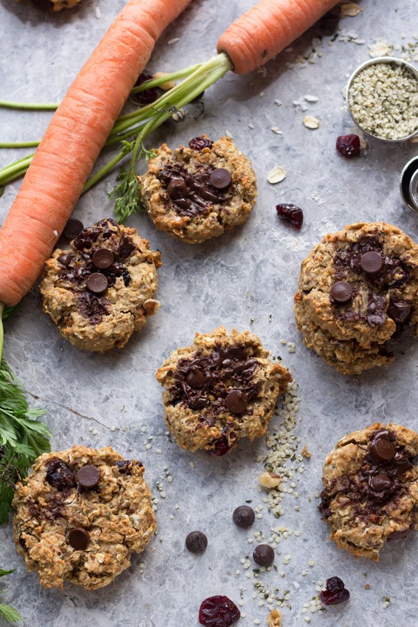 These everything vegan breakfast cookies come together in under 30 minutes and make the perfect vegan breakfast on the go | ExSloth.com
