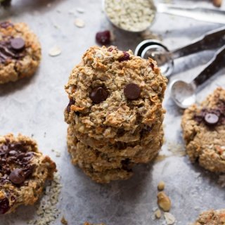 These everything vegan breakfast cookies come together in under 30 minutes and make the perfect vegan breakfast on the go | ExSloth.com
