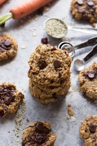 These everything vegan breakfast cookies come together in under 30 minutes and make the perfect vegan breakfast on the go | ExSloth.com