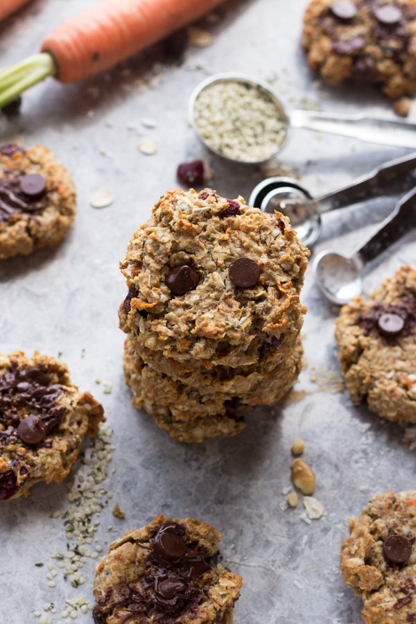 These everything vegan breakfast cookies come together in under 30 minutes and make the perfect vegan breakfast on the go | ExSloth.com