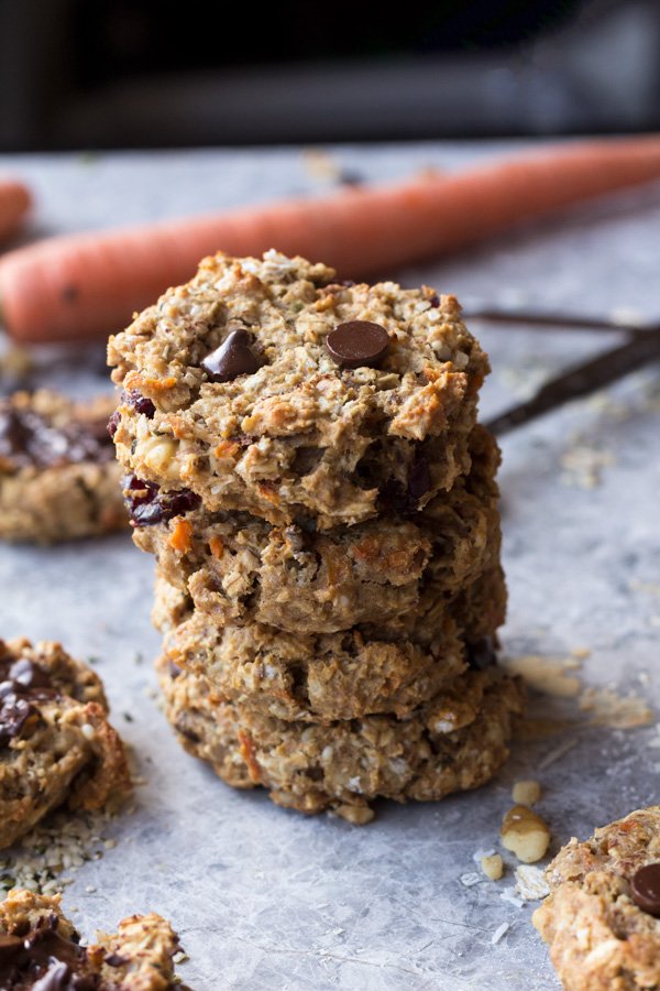 These everything vegan breakfast cookies come together in under 30 minutes and make the perfect vegan breakfast on the go | ExSloth.com
